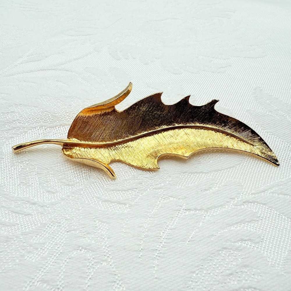 Vintage Ornate Signed "W" Weingeroff Gold Tone Leaf Foliage Nature Brooch Pin